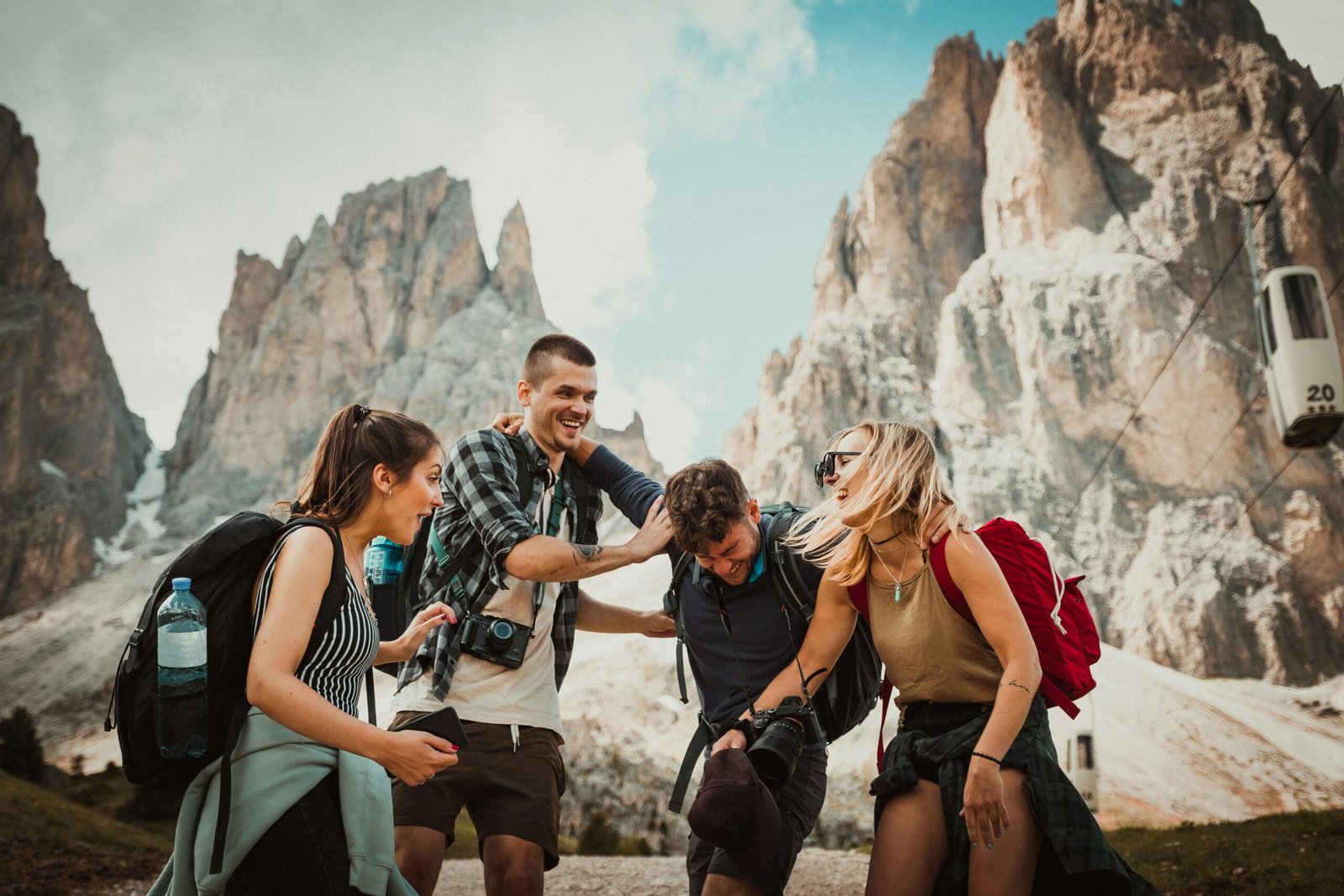Grupo de viajeros pasándolo bien con Flyme