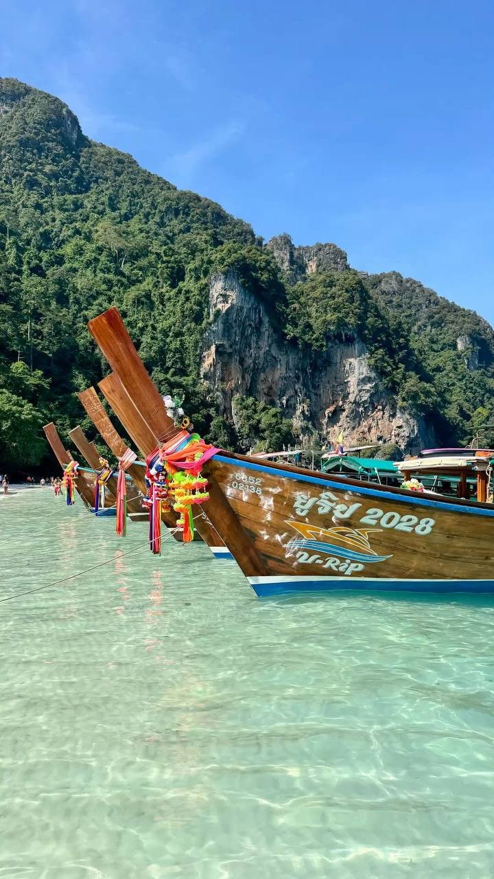Barcos longtail en Maya Bay, Phuket
