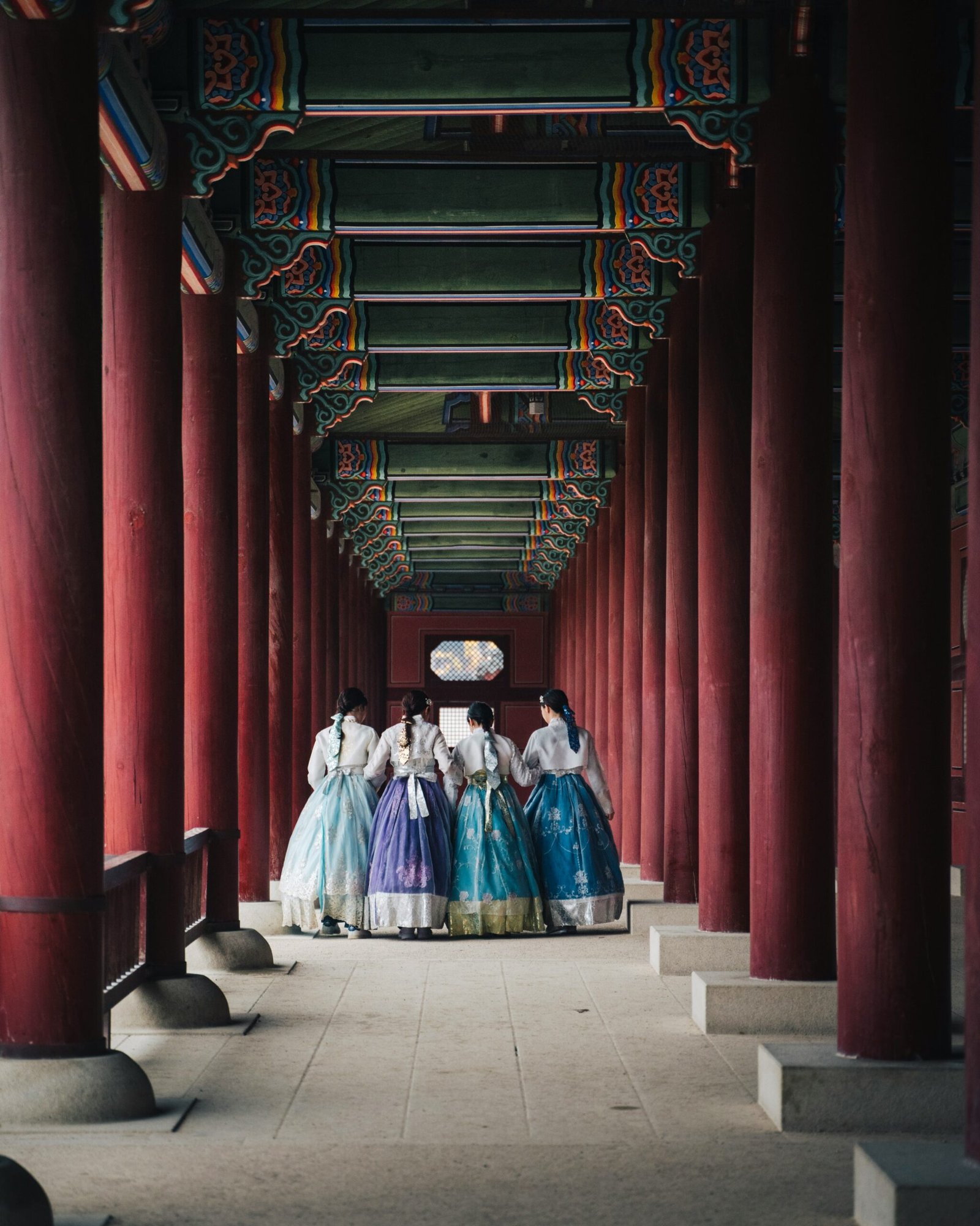 Mujeres con hanbok en el corredor del Palacio Gyeongbokgung, Se&uacute;l