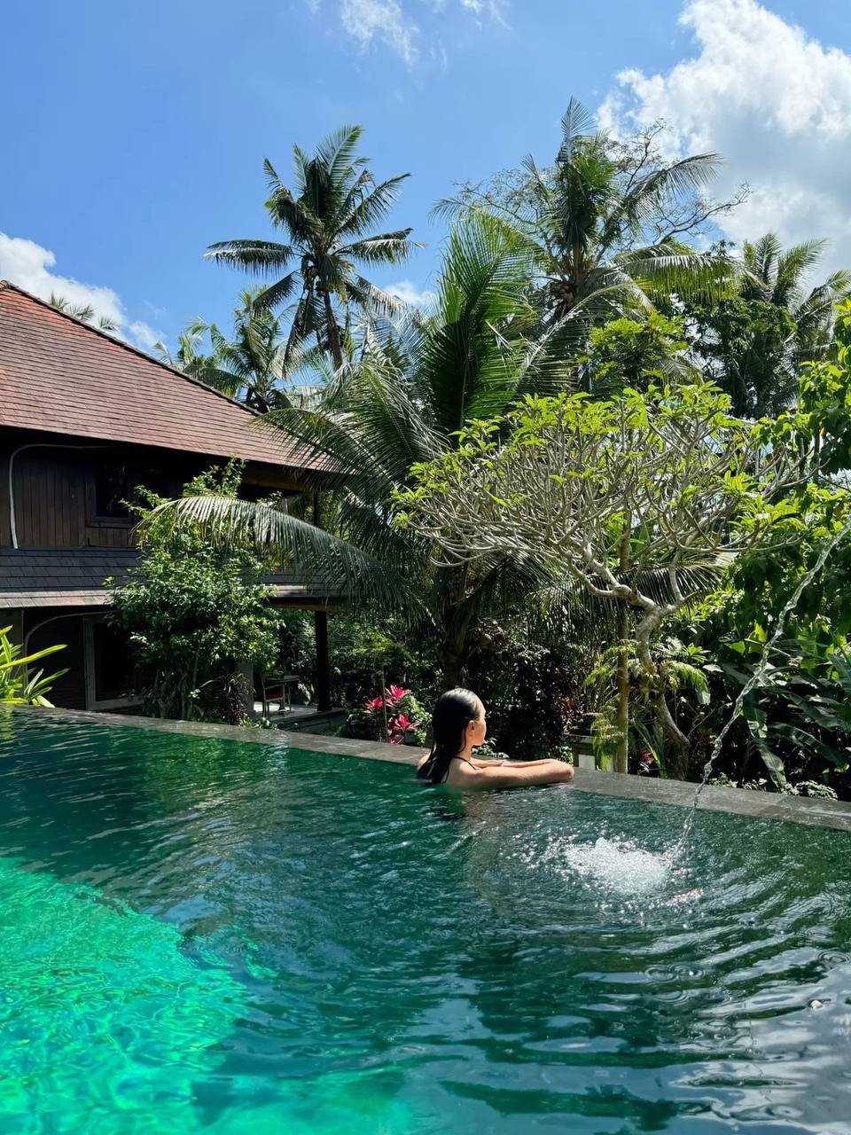 Piscina infinita en resort de lujo, Tailandia