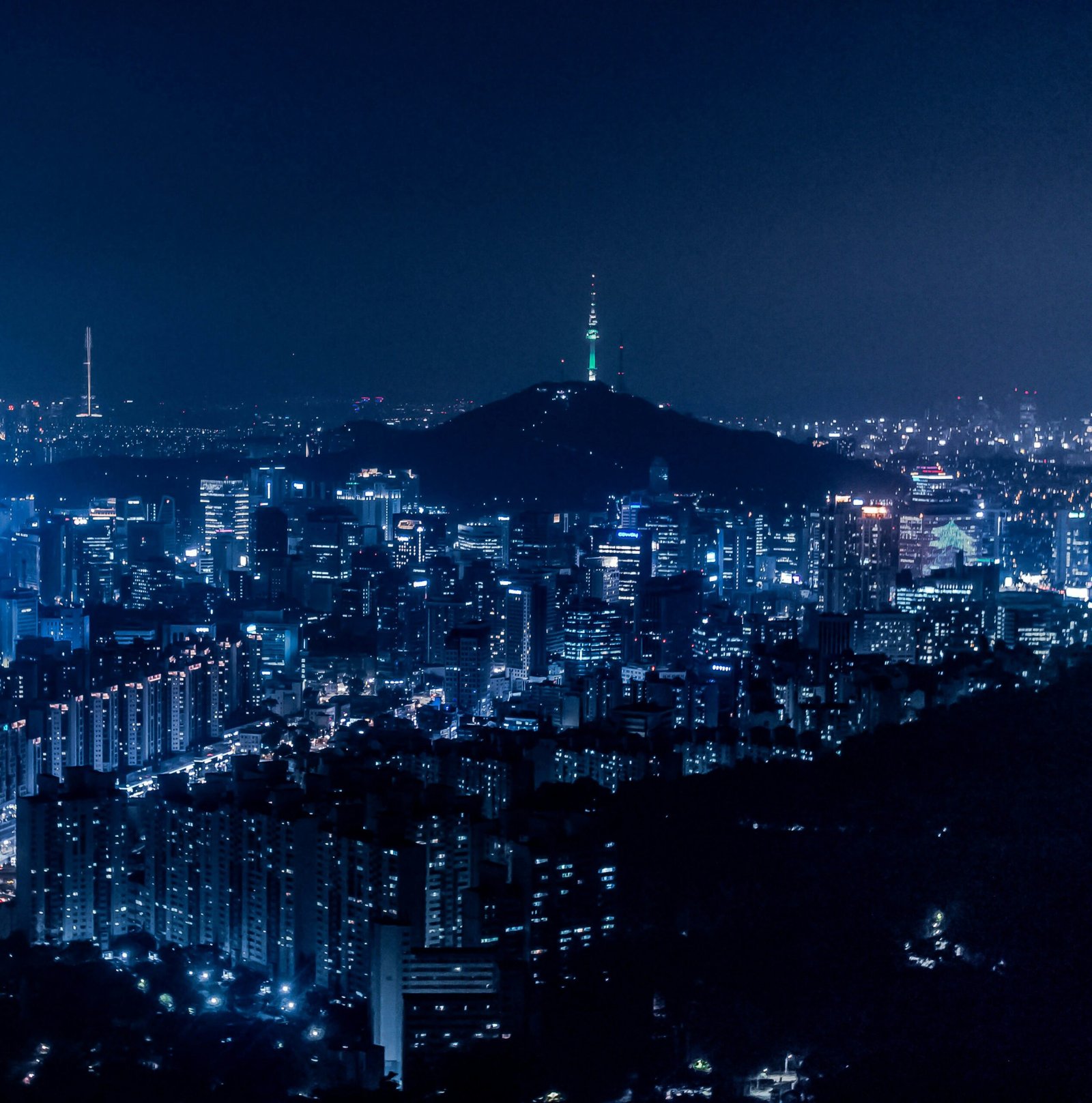 Seoul de noche con la Torre Namsan, Corea del Sur