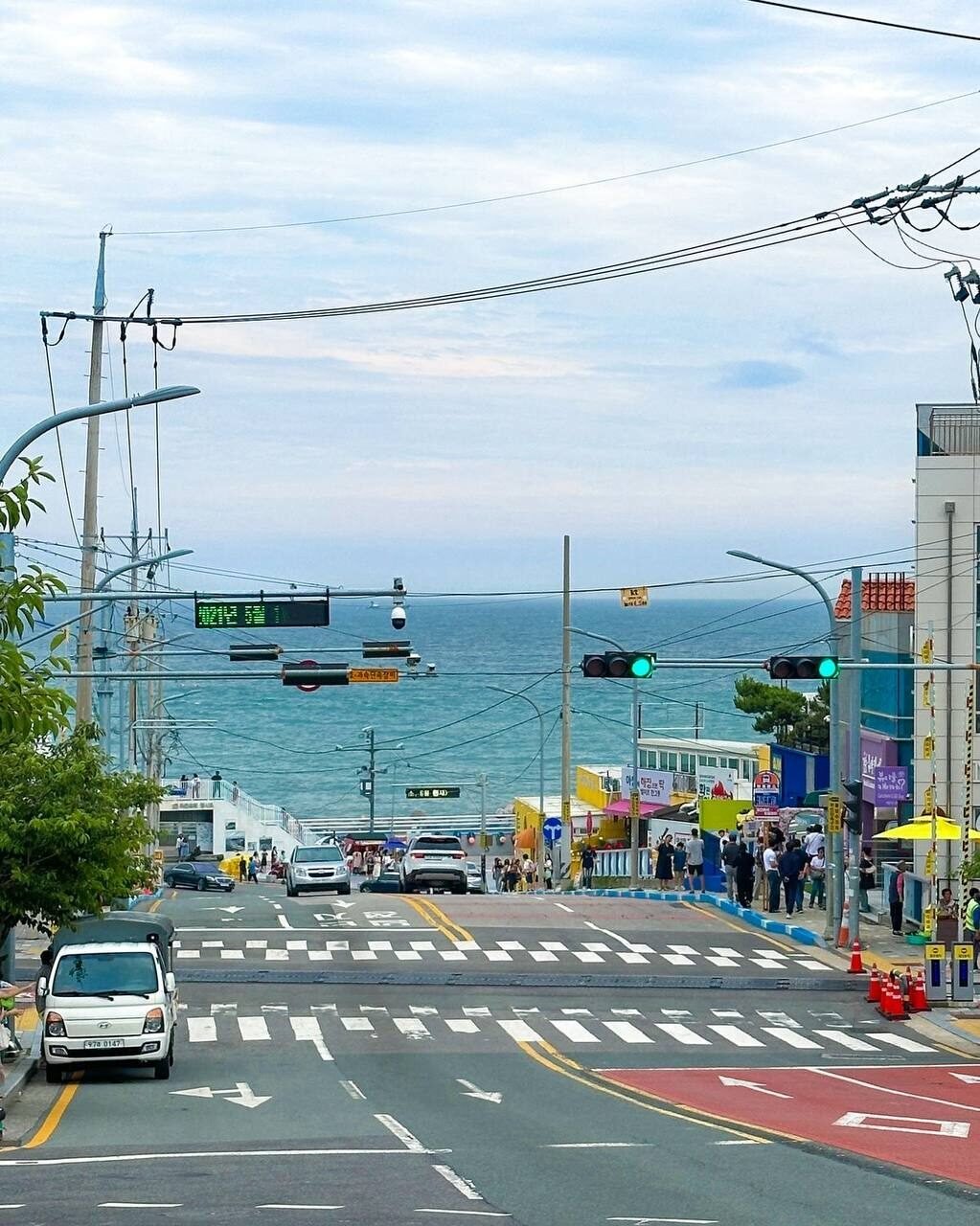 Calle costera de Busan con vistas al mar — ambiente aesthetic de la ciudad junto al océano