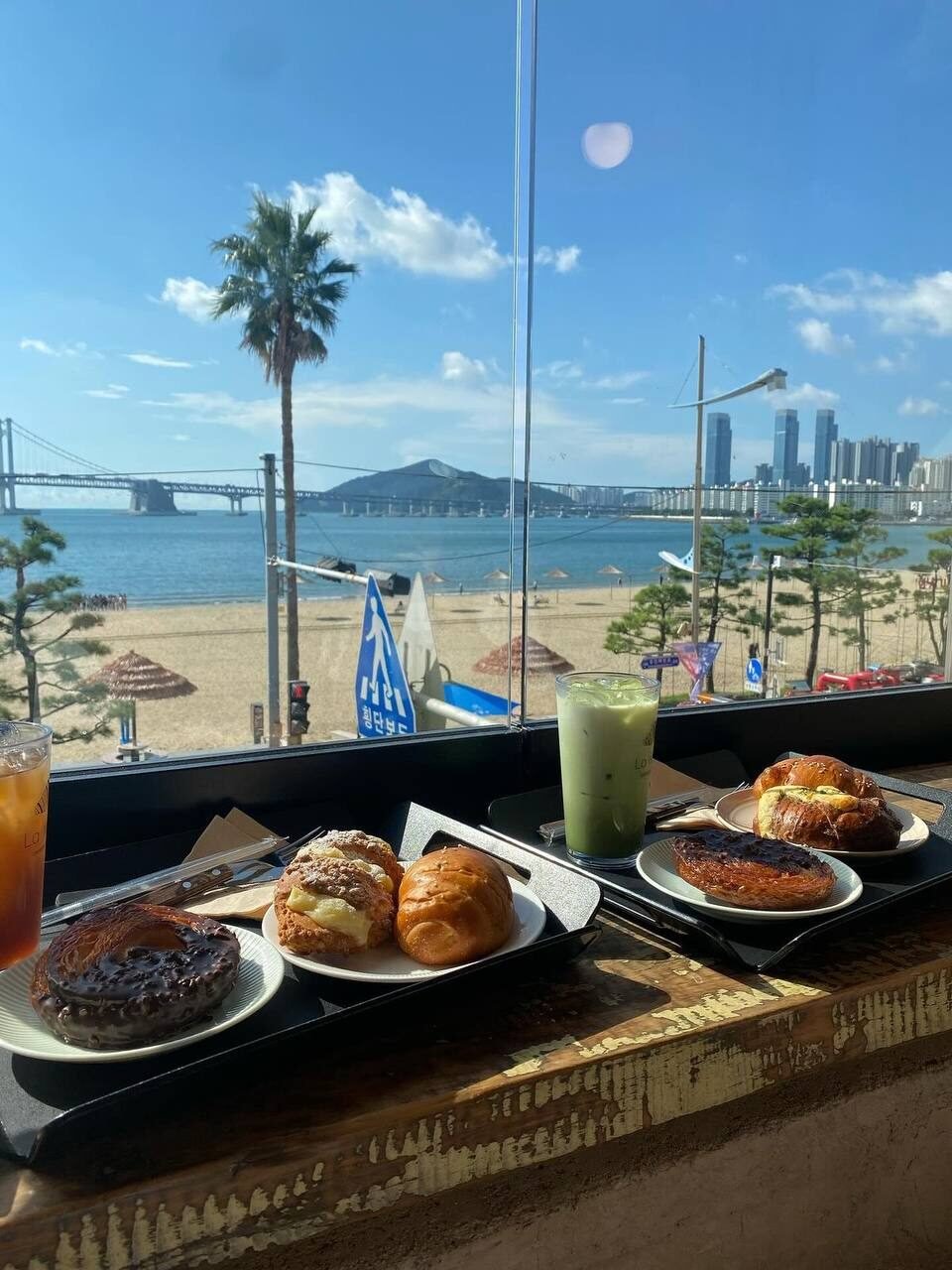 Café con vistas a Gwangalli Beach y el puente Gwangan, Busan