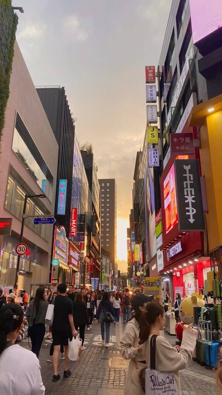 Calle Myeongdong al atardecer en Seul