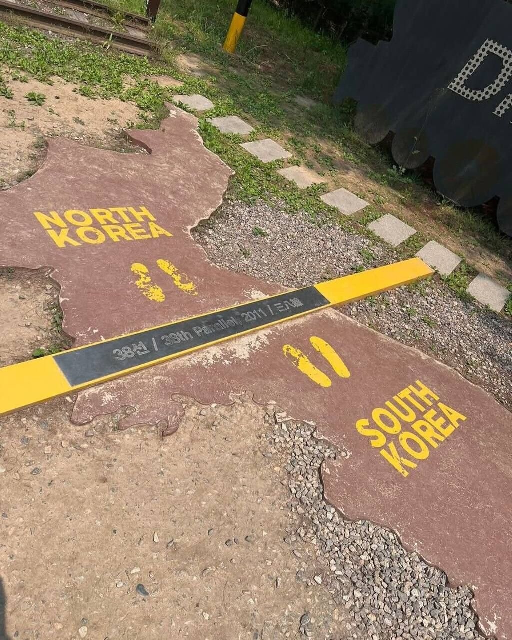 Paralelo 38 en la DMZ — mapa de Corea dividida, huellas en Norte y Sur