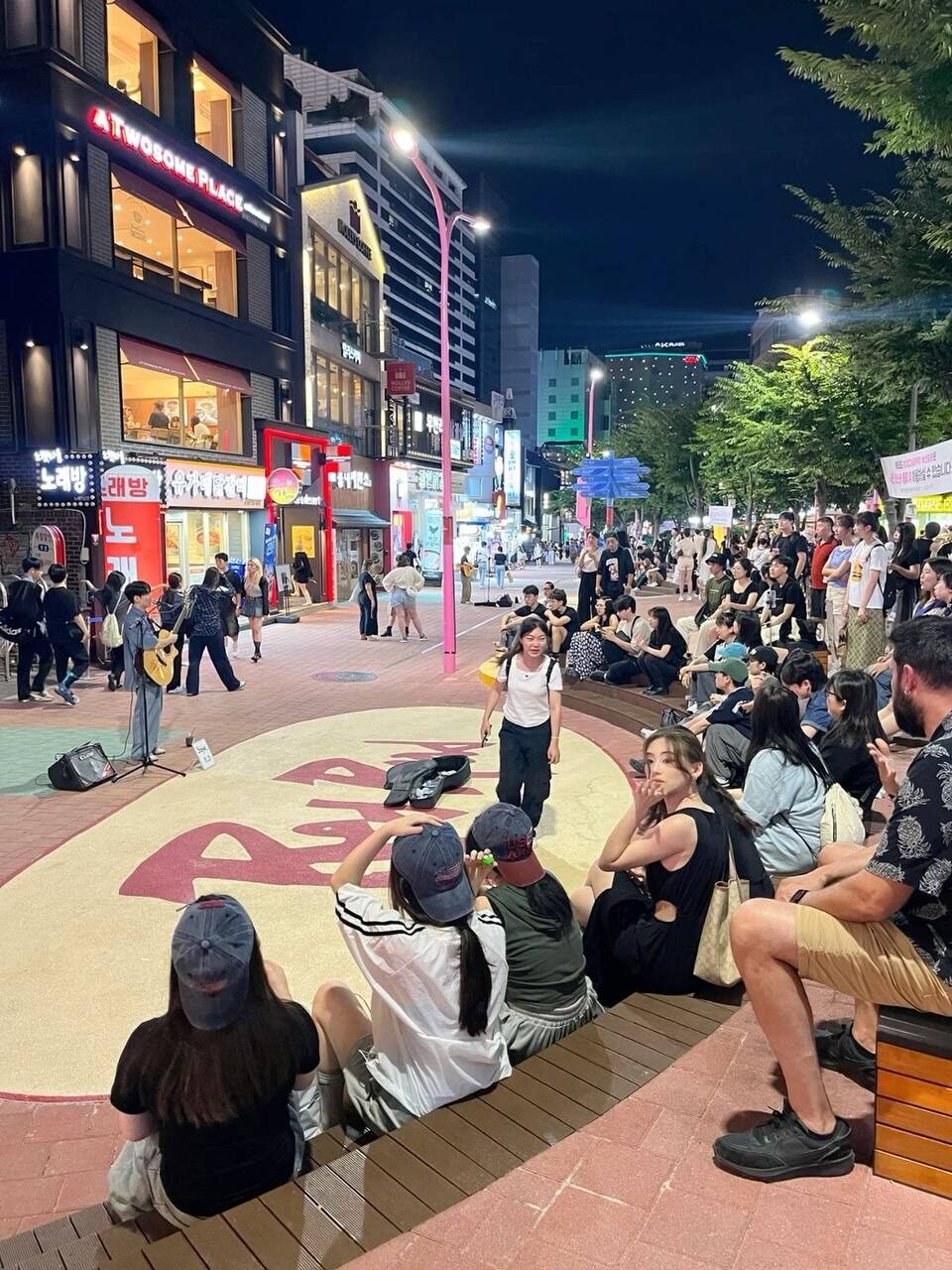 Busker tocando la guitarra en Hongdae Walking Street