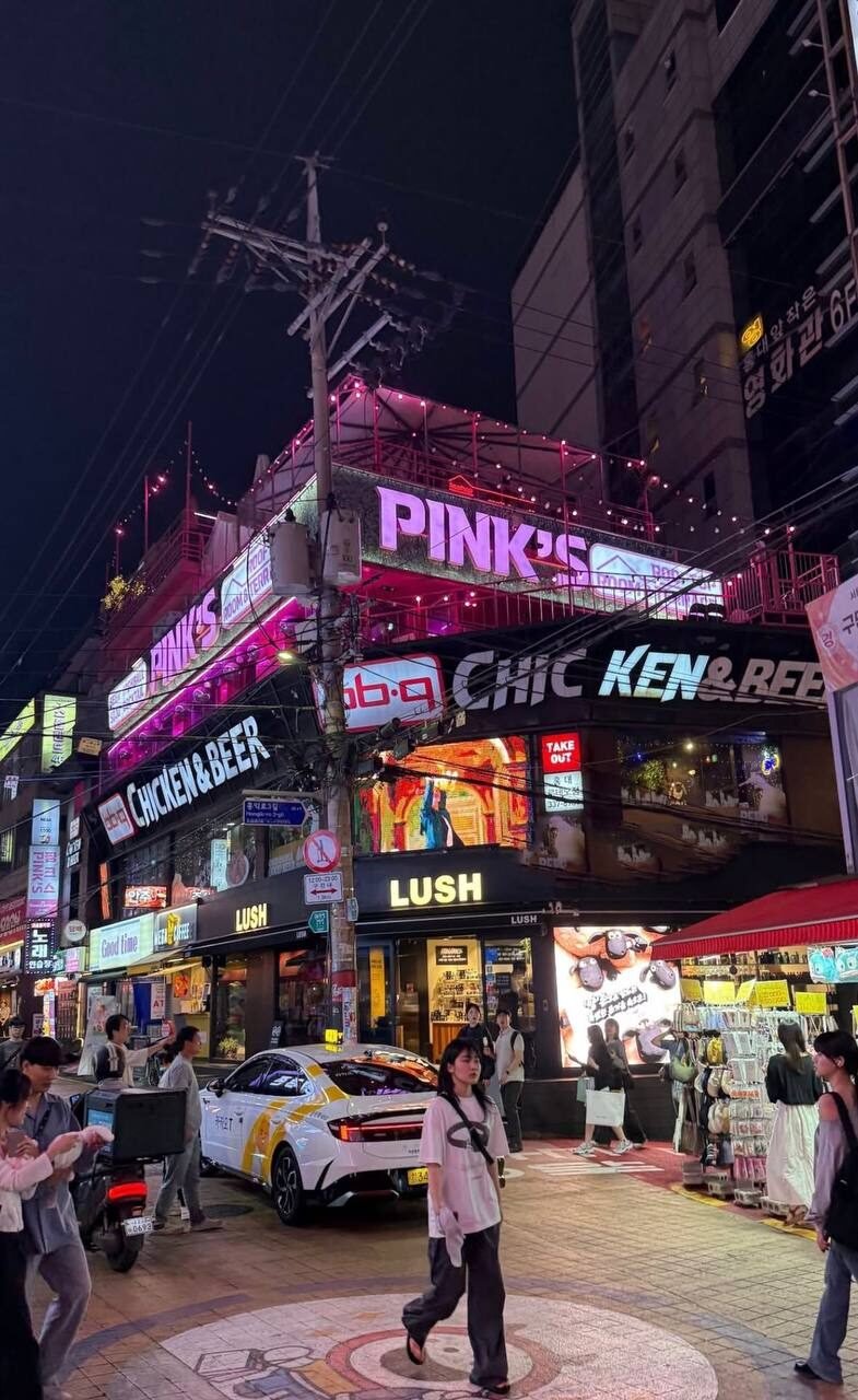 Calle de Hongdae de noche con neones