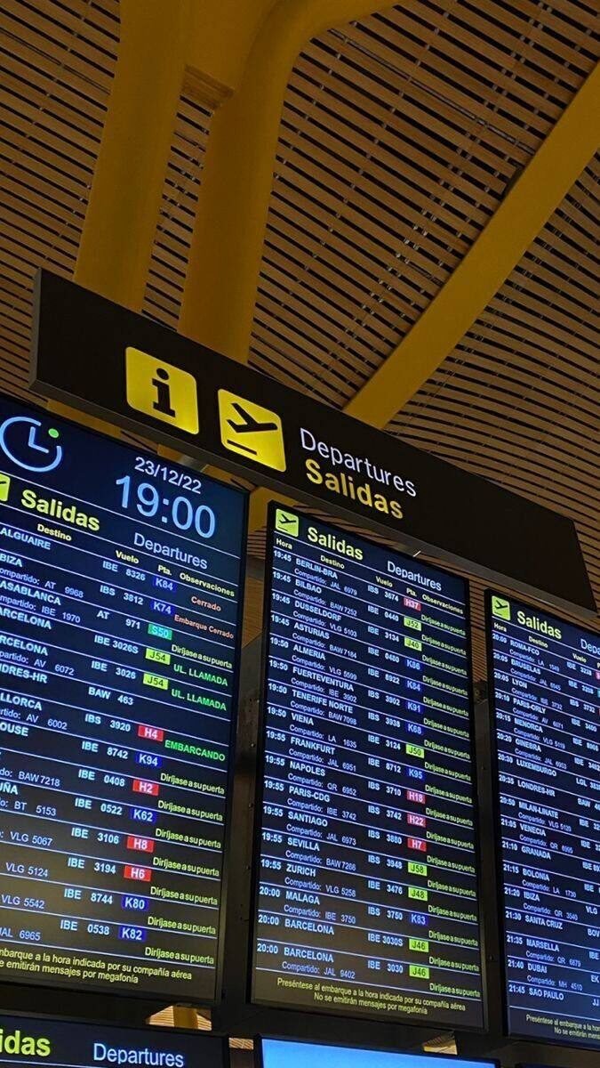 Paneles de salidas en el aeropuerto