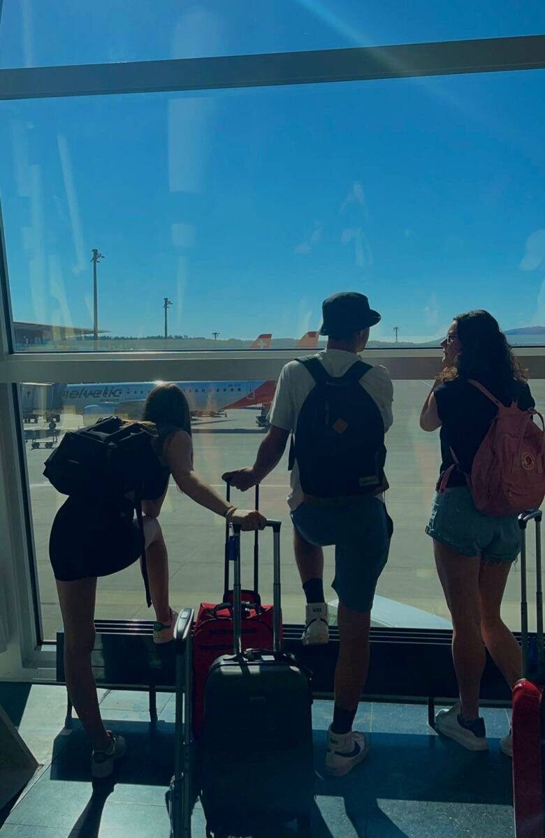 Grupo de viajeros en el aeropuerto — vuelo Madrid a Seúl