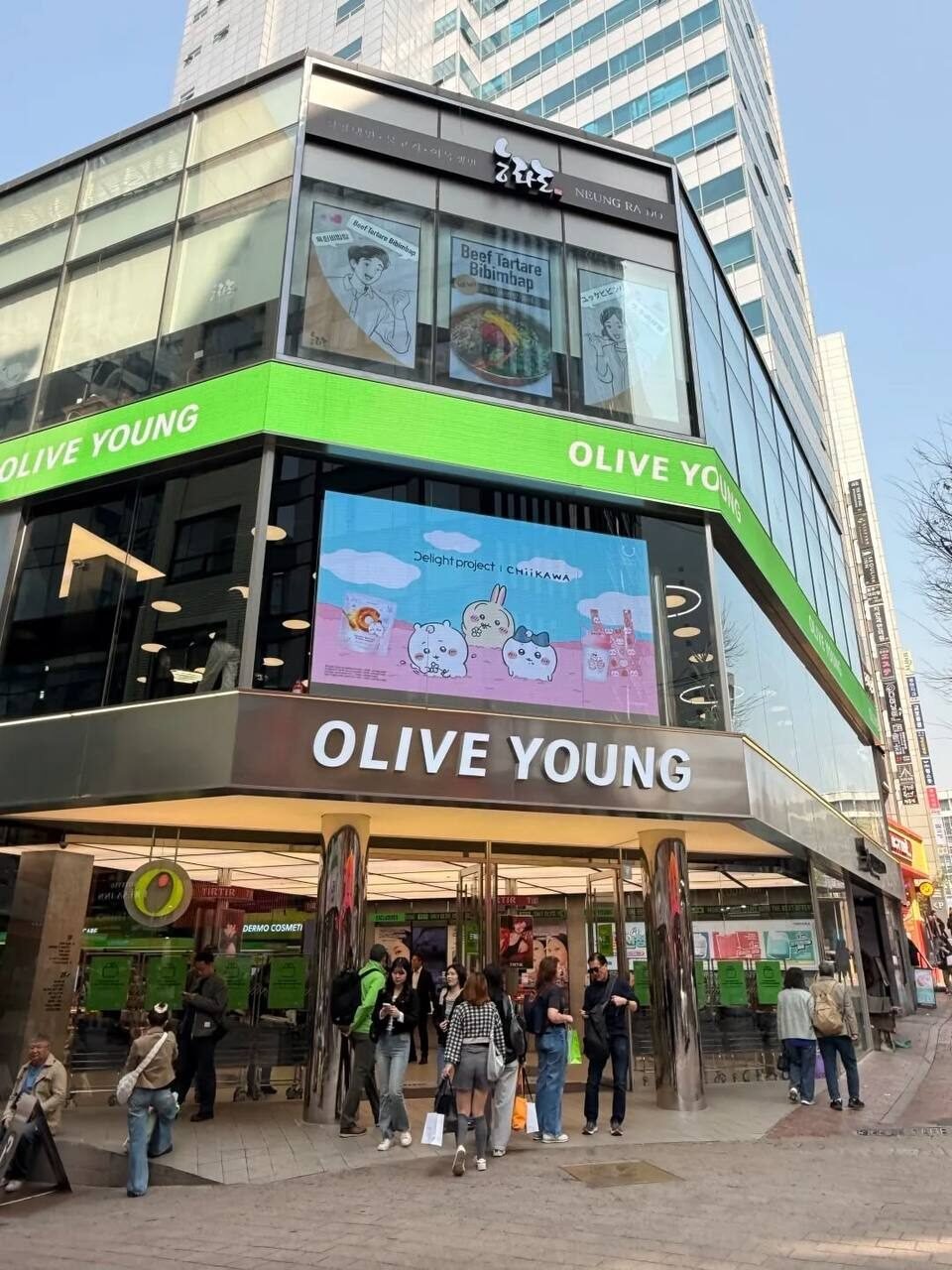 Tienda Olive Young de skincare y cosméticos en Myeongdong, Seúl