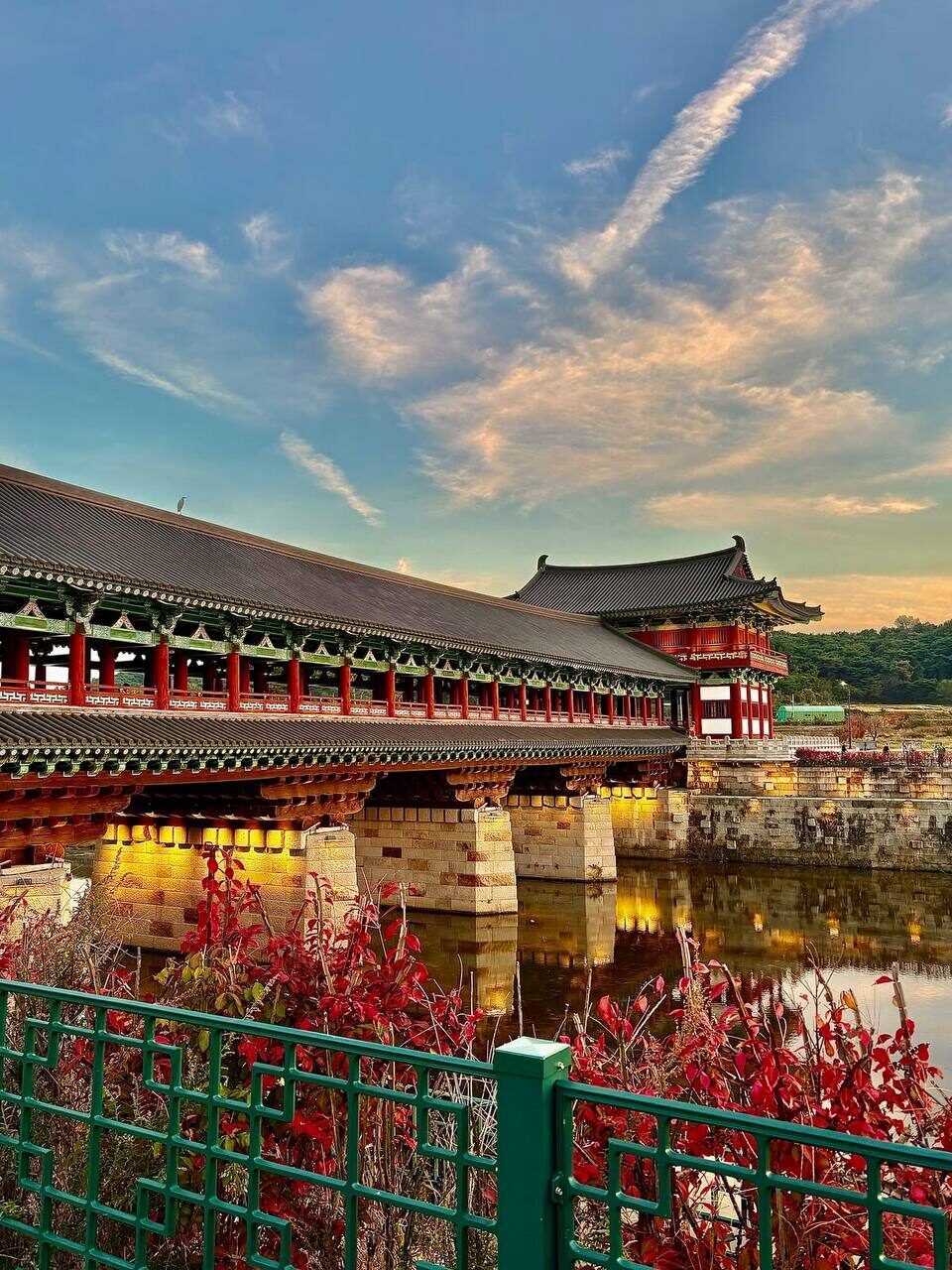 Puente tradicional Woljeonggyo iluminado al atardecer sobre el río, Gyeongju