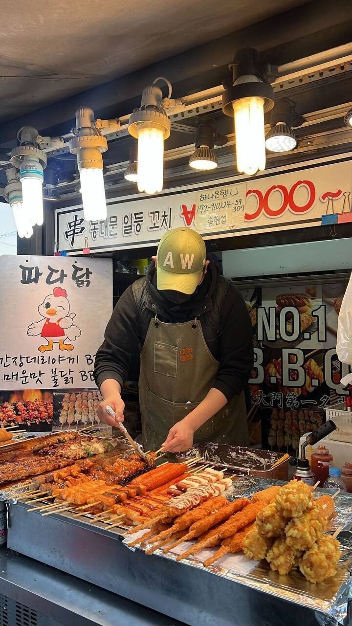 Puesto de brochetas y comida callejera coreana en el mercado de Myeongdong, Seúl