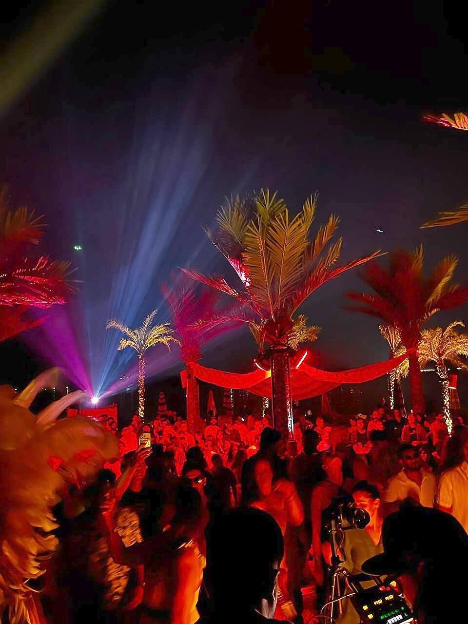 Brindis con cocktails en una terraza de noche en Taghazout, Marruecos