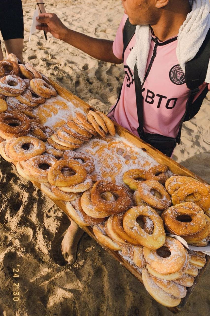 Puesto de buñuelos recién hechos en la playa de Taghazout, Marruecos