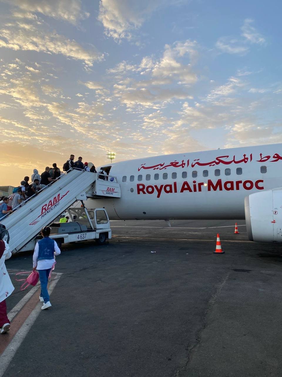 Pasajeros embarcando en el avión de Royal Air Maroc al atardecer en el aeropuerto de Agadir
