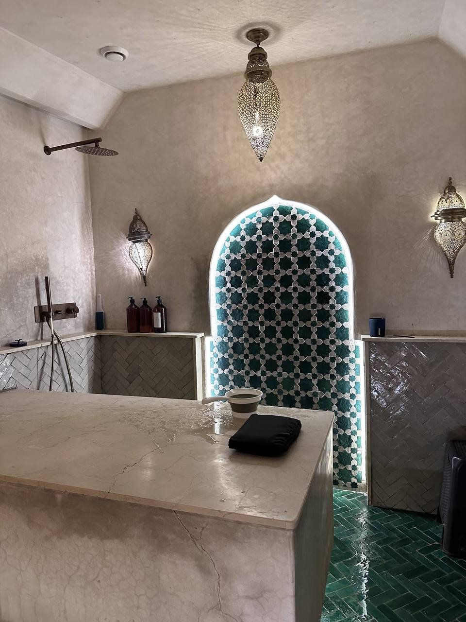 Interior del hammam con zellige verde en Taghazout, Marruecos