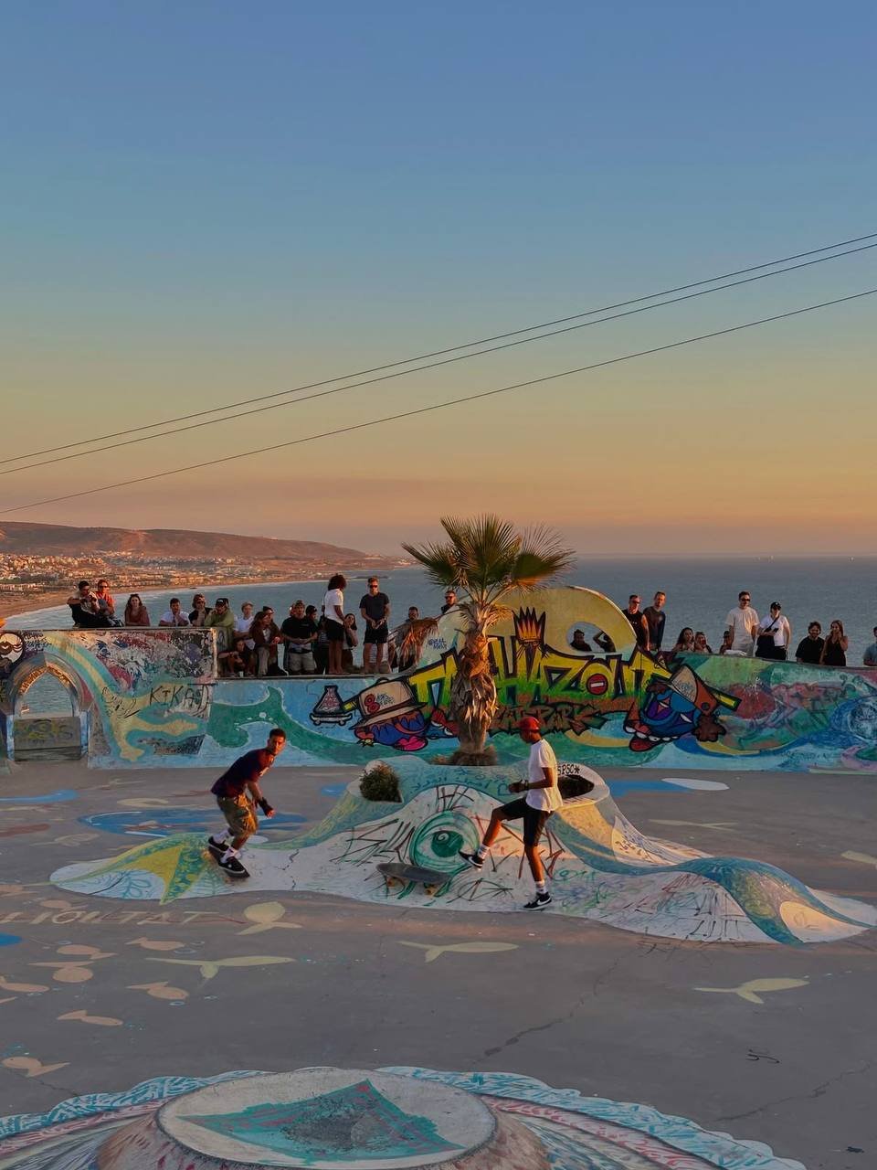 Skatepark junto al mar al atardecer en Taghazout, Marruecos